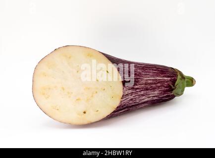 Ein Stück geäderter Aubergine, isoliert auf hellem Hintergrund Stockfoto