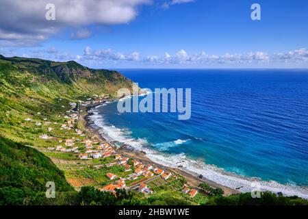 Bucht von São Lourenço (Baía de São Lourenço) mit terrassierten Weinbergen mit Blick auf das Meer. Santa Maria Insel. Azoren, Portugal Stockfoto