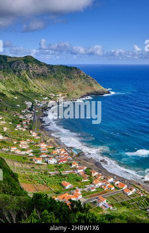 Bucht von São Lourenço (Baía de São Lourenço) mit terrassierten Weinbergen mit Blick auf das Meer. Santa Maria Insel. Azoren, Portugal Stockfoto