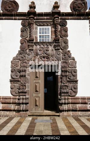 Die Hauptkirche in Santo Espirito stammt aus dem 16th. Jahrhundert. Der ganze schwarze Stein ist Lavagestein. Santa Maria Insel, Azoren. Portugal Stockfoto