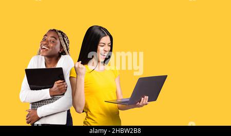Zwei Multiethnische Frauen Mit Laptops Feiern Erfolg Auf Gelbem Hintergrund, Collage Stockfoto
