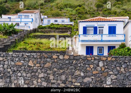 Bucht von Sao Lourenco (Baia de Sao Lourenco) mit terrassenförmig angelegten Weinbergen mit Blick auf das Meer. Santa Maria Insel. Azoren, Portugal Stockfoto