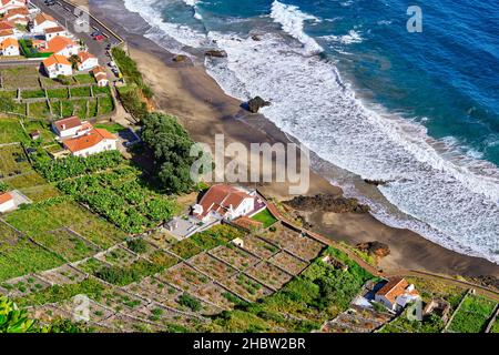 Bucht von Sao Lourenco (Baia de Sao Lourenco) mit terrassenförmig angelegten Weinbergen mit Blick auf das Meer. Santa Maria Insel. Azoren, Portugal Stockfoto