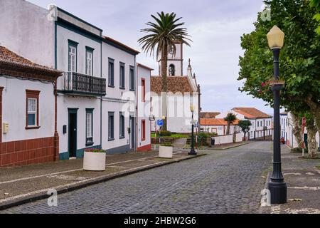 Traditionelle Architektur in der Hauptstraße von Vila do Porto. Santa Maria Insel. Azoren, Portugal Stockfoto