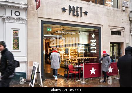 London, Vereinigtes Königreich - 01. Februar 2019: Fußgänger, die vor einem Manger-Sandwich-Laden in einer ihrer Filialen im Zentrum von London auf Kälte laufen Stockfoto