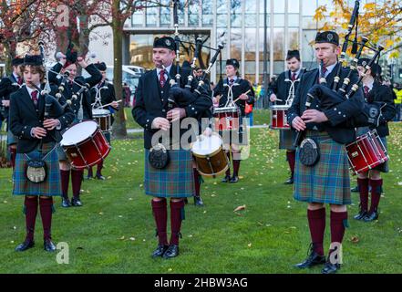 Dudelsackspieler und Trommler in Kilts, schottische Pfeifenband, Diwali Festival, Edinburgh, Schottland, VEREINIGTES KÖNIGREICH Stockfoto