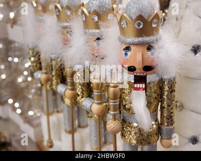 FORT LAUDERDALE, VEREINIGTE STAATEN - 06. Nov 2021: Eine Nahaufnahme einer Reihe goldener Weihnachts-Nussknacker in einem Kaufhaus Stockfoto