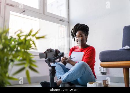 Weibliche Vloggerin, die Social-Media-Videos macht Stockfoto