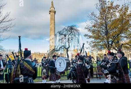 Schottische Pfeifenband mit Kilts spielt auf dem Diwali Festival, St. Andrew Square, Edinburgh, Schottland, Großbritannien Stockfoto