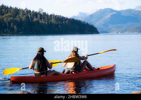 Kajak Orange im See mit zwei Frau patagonien argentinien rudern Stockfoto