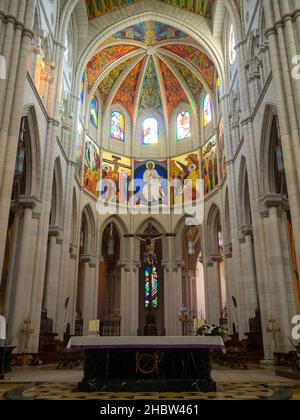 Hochaltar der Kathedrale von Almudena, Madrid Stockfoto