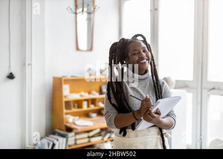 Eine Töpferin, die in ihrem Atelier arbeitet Stockfoto