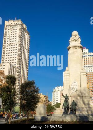 Cervantes-Denkmal an der Plaza de España, mit Don Quixote und Sancho Panza, Madrid Stockfoto