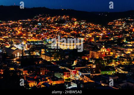 Stadtbild der Stadt Guanajuato mit der Basilika unserer Lieben Frau von Guanajuato, Mexiko Stockfoto