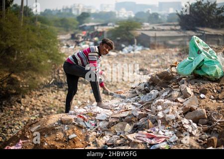 Gurugram, Indien. 21st Dez 2021. Ein junger Fetzen-Picker sah, wie er auf einer Deponie in Cyber City nach wiederverwendbaren Gegenständen suchte. Kredit: SOPA Images Limited/Alamy Live Nachrichten Stockfoto