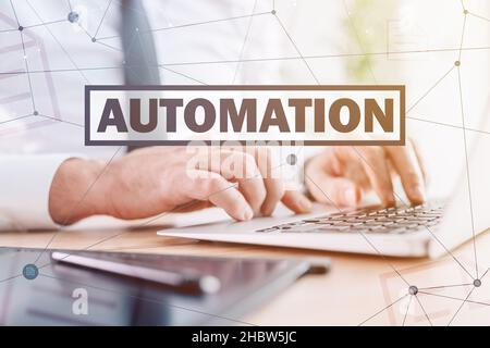 Programmierer, die an Automatisierungssoftware-Anwendung, Nahaufnahme der Hände, die Laptop-Tastatur eingeben, selektiver Fokus arbeiten Stockfoto