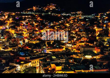 Stadtbild der Stadt Guanajuato mit der Basilika unserer Lieben Frau von Guanajuato, Mexiko Stockfoto