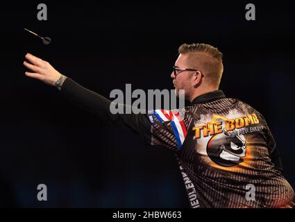 Ron Meulenkamp in Aktion gegen Michael Smith am siebten Tag der William Hill World Darts Championship im Alexandra Palace, London. Bilddatum: Dienstag, 21. Dezember 2021. Stockfoto