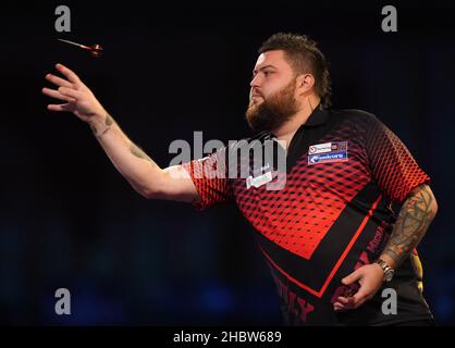 Michael Smith im Einsatz gegen Ron Meulenkamp am siebten Tag der William Hill World Darts Championship im Alexandra Palace, London. Bilddatum: Dienstag, 21. Dezember 2021. Stockfoto