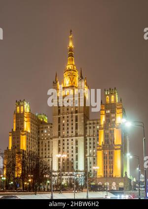 Blick in der Winternacht auf das stalinistische Hochhaus am Kudrinskaya-Platz mit Beleuchtung. Es ist eines von sieben stalinistischen Wolkenkratzern Stockfoto