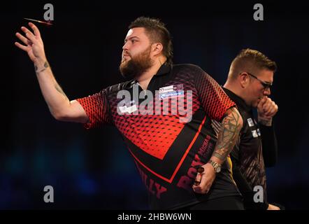 Michael Smith (links) und Ron Meulenkamp (rechts) am siebten Tag der William Hill World Darts Championship im Alexandra Palace, London. Bilddatum: Dienstag, 21. Dezember 2021. Stockfoto