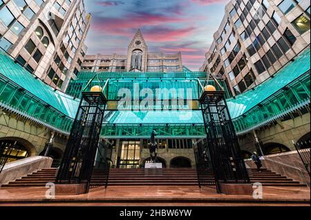 Weitansicht des Minster Court in der Stadt London, Großbritannien Stockfoto