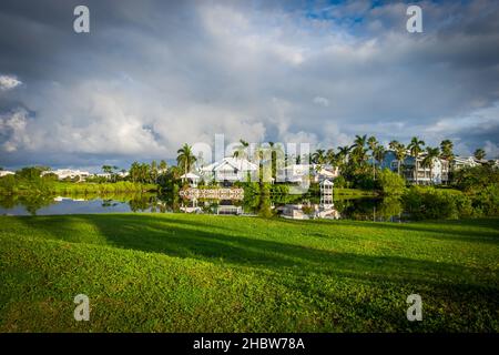 Grand Cayman, Cayman Islands, Nov 2021, Britannia Estates durch einen redundanten Golfplatz am frühen Morgen Stockfoto