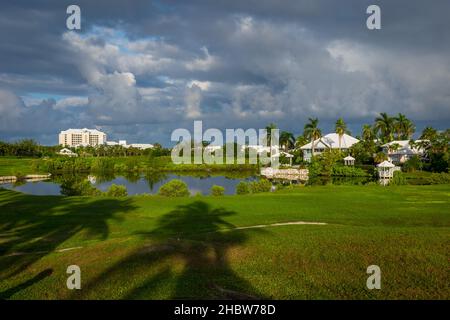 Grand Cayman, Cayman Islands, Nov 2021, Britannia Estates durch einen redundanten Golfplatz am frühen Morgen Stockfoto