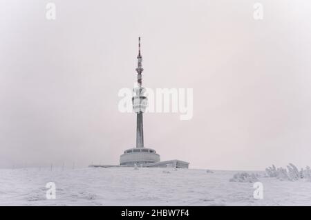 Fernsehturm und Sender, Praded, Jeseniky Mountains, Tschechische Republik, Tschechien - hohes Versorgungsgebäude auf dem Gipfel des Hügels an Stockfoto