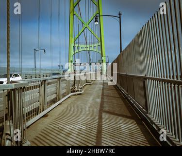 Angus L. Macdonald Bridge in Halifax Regional Municipality, erstreckt sich über den Hafen von Halifax von der Innenstadt von Halifax nach Dartmouth Stockfoto