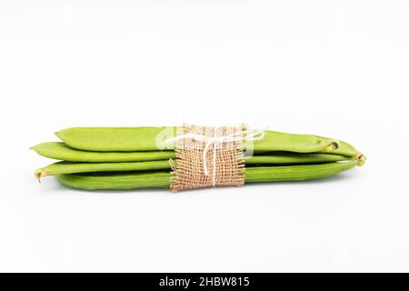 Flache Lange Grüne Gemüse-Runner-Bohnen Bekannt Als Jhar Sim, Falia, Keralan, Sem Ki Phali, Surti Papdi, Guar Ki Fali, Gawar Isoliert Auf Weißem Hintergrund. Stockfoto