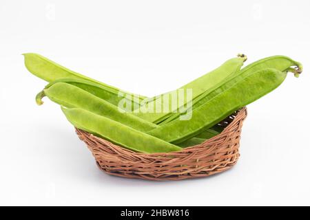 Flache Lange Grüne Gemüse-Runner-Bohnen Bekannt Als Jhar Sim, Falia, Keralan, Sem Ki Phali, Surti Papdi, Guar Ki Fali, Gawar Isoliert Auf Weißem Hintergrund. Stockfoto