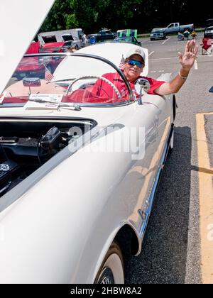 Oakland - 18. Juli - 22040 Neunte jährliche Summer Classic Car Show Indian Hills High School. Ron Banta winkt aus seiner 1954 Corvette eine von nur 3600 gemacht Stockfoto