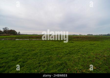 Landschaftsbild von einem Graben und Ackerland Stockfoto