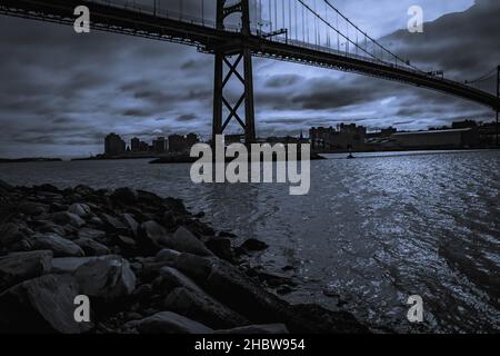 Angus L. Macdonald Bridge in Halifax Regional Municipality, erstreckt sich über den Hafen von Halifax von der Innenstadt von Halifax nach Dartmouth Stockfoto