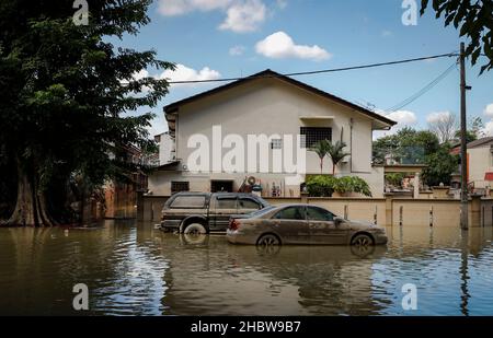 Kuala Lumpur, Malaysia. 21st Dez 2021. Während der massiven Überschwemmungen in den Außenbezirken von Shah Alam sind Fahrzeuge im Wasser zu sehen.die drei Tage sintflutartigen Regenfälle am Wochenende haben massive Überschwemmungen verursacht, mindestens 14 Tote und andere Vertriebene. Kredit: SOPA Images Limited/Alamy Live Nachrichten Stockfoto