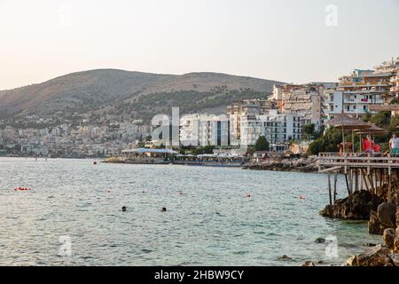 Saranda, Albanien - 28. Juli 2021: Menschen besuchen Küstenstrände und Hotels. Saranda liegt an einem offenen MeeresGolf des Ionischen Meeres innerhalb des Mediters Stockfoto