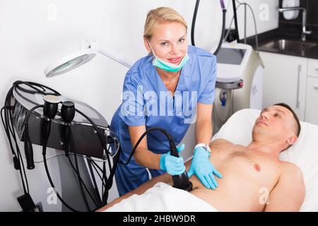 Ärztin macht Vakuum-Massage-Verfahren für Anti-Fett-Patienten Stockfoto