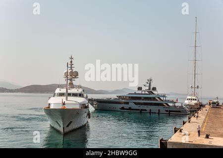 Saranda, Albanien - 30. Juli 2021: Luxusyachten im Passagierhafen. Saranda liegt an einem offenen MeeresGolf des Ionischen Meeres im Mittelmeer S Stockfoto