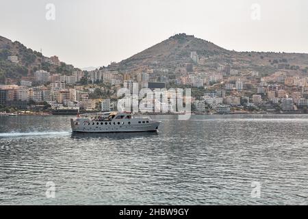 Saranda, Albanien - 30. Juli 2021: Saranda Express by Joy Cruises Fährschiff im Hafen. Saranda liegt an einem offenen MeeresGolf des Ionischen Meeres Stockfoto