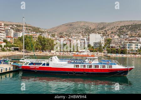 Saranda, Albanien - 30. Juli 2021: Kaliopi von Finikas Lines Passagierschiff im Hafen. Saranda liegt an einem offenen MeeresGolf des Ionischen Südost Stockfoto