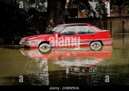 Kuala Lumpur, Malaysia. 21st Dez 2021. Während der massiven Überschwemmungen in den Außenbezirken von Shah Alam wird ein Fahrzeug im Wasser gesehen.die drei Tage sintflutartigen Regenfälle am Wochenende haben massive Überschwemmungen verursacht, mindestens 14 Tote und andere Vertriebene. (Foto von Wong Fok Loy/SOPA Images/Sipa USA) Quelle: SIPA USA/Alamy Live News Stockfoto