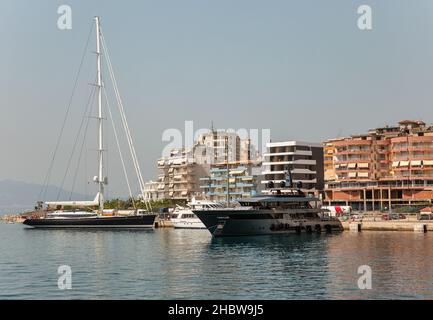 Saranda, Albanien - 30. Juli 2021: Luxusyachten im Passagierhafen. Saranda liegt an einem offenen MeeresGolf des Ionischen Meeres im Mittelmeer S Stockfoto