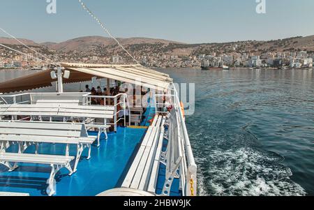 Saranda, Albanien - 30. Juli 2021: Fährschiff mit Passagieren, die den Hafen verlassen. Saranda liegt an einem offenen MeeresGolf des Ionischen Meeres innerhalb des Mediters Stockfoto