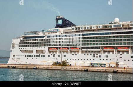 KERKYRA, KORFU, GRIECHENLAND - 30. JULI 2021: NCL Norwegian Jade Luxus-Kreuzschiff, das im Passagierhafen festgemacht wurde. Das Schiff wurde 2006 gebaut, 2017 renoviert, gues Stockfoto