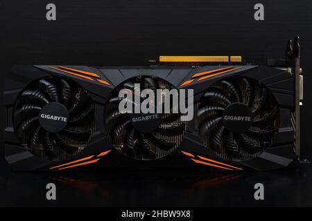 High-End-Grafikkarte für Spiele mit schwarzem Hintergrund, GPU, Gigabyte GTX 1070 Wallpaper Stockfoto