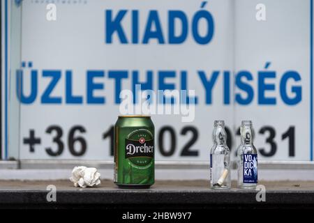 Leere Bierkellerei, kleine Alkoholflaschen, gebrauchter Stoff vor dem Schaufenster, das zum Verkauf steht. Traurige Realität während der Covid-Zeit. Stockfoto