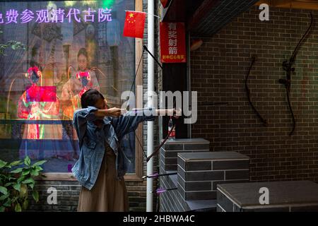 Junge Frau, die bow.in in der alten Stadt Ciqlcou praktiziert. Chongqing China Stockfoto