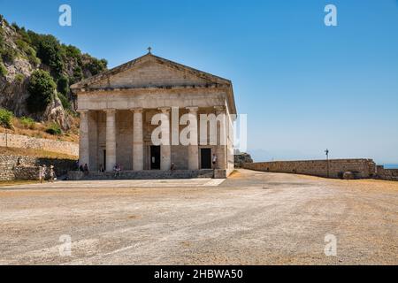 Kerkyra, Korfu, Griechenland - 31. Juli 2021: Die Menschen besuchen den klassischen griechischen Tempel, die Kirche des Heiligen Georg, in der berühmten touristischen Sehenswürdigkeit der alten venezianischen Festung. Stockfoto