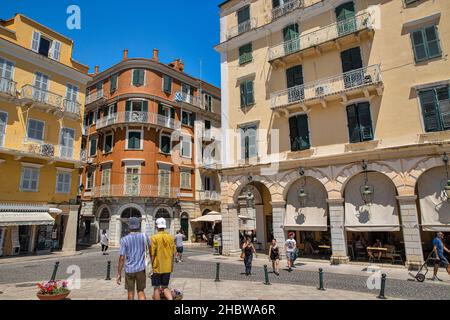 Kerkyra, Korfu, Griechenland - 31. Juli 2021: Menschen besuchen Straßen in der Altstadt. Stockfoto